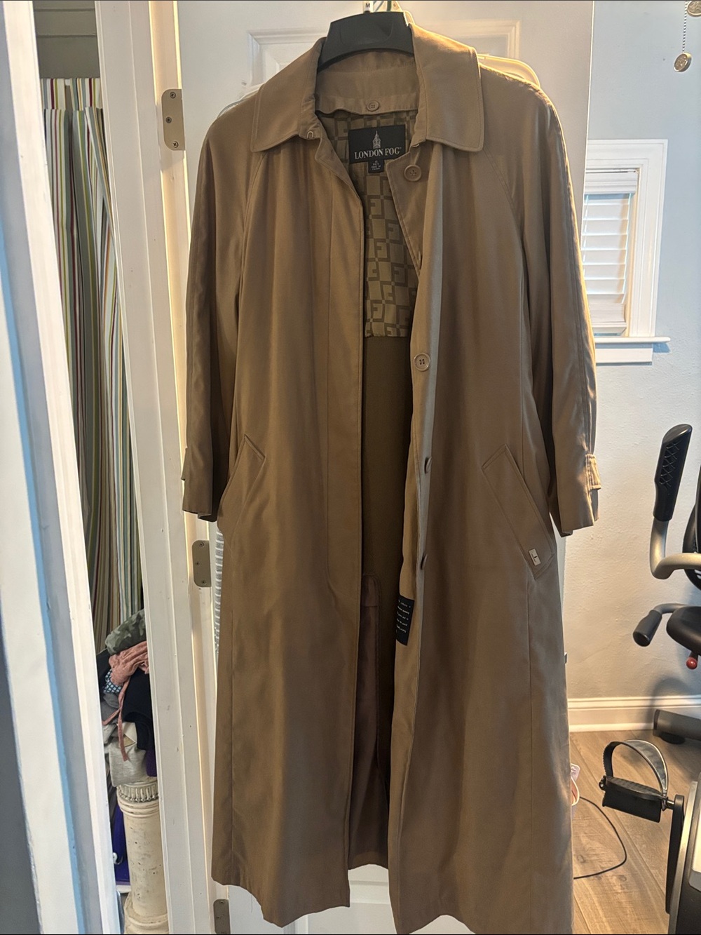 London Fog: Full-length Khaki Trench Coat with removable button Lining (6p)